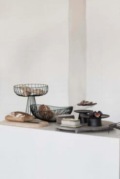 Serax Inku By Sergio Herman Dienblad Ø24 Large Zwart -Serax x886x886 serax inku dienblad op voet l4.jpg.pagespeed.ic .d90GueqovZ